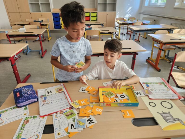 Buchstabenfest der 1. Klassen – Wir sind jetzt Buchstabenköniginnen und Buchstabenkönige!